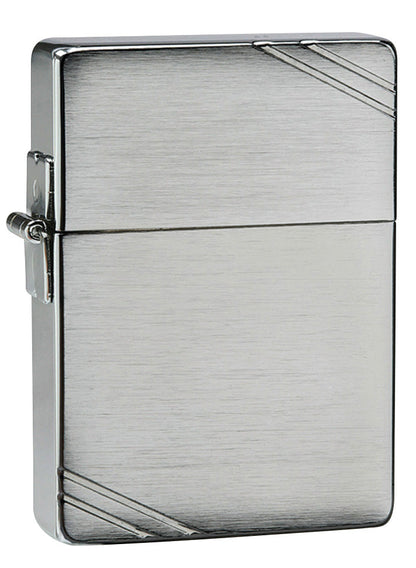 Zippo Feuerzeug 1935 Replica Frontansicht ¾ Winkel in gebürsteter Chrom Optik mit gravierten Schrägstrichen an gegenüberliegenden Ecken