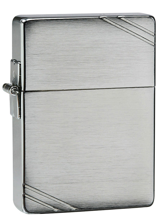 Zippo Feuerzeug 1935 Replica Frontansicht ¾ Winkel in gebürsteter Chrom Optik mit gravierten Schrägstrichen an gegenüberliegenden Ecken