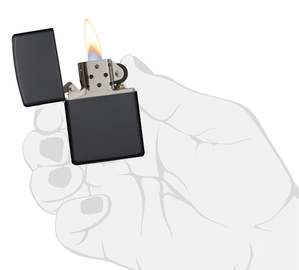 Frontansicht Zippo Feuerzeug Media Chrome Black Matte geöffnet mit Flamme in stilistischer Hand