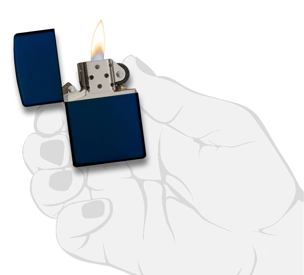 Frontansicht Zippo Feuerzeug Navy Blue Matte Basismodell geöffnet mit Flamme in stilistischer Hand