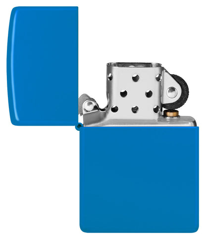 Ein blauer Zippo-Feuerzeug mit geöffnetem Deckel zeigt das metallische Innere und das Reibrad in einem schlichten weißen Hintergrund.