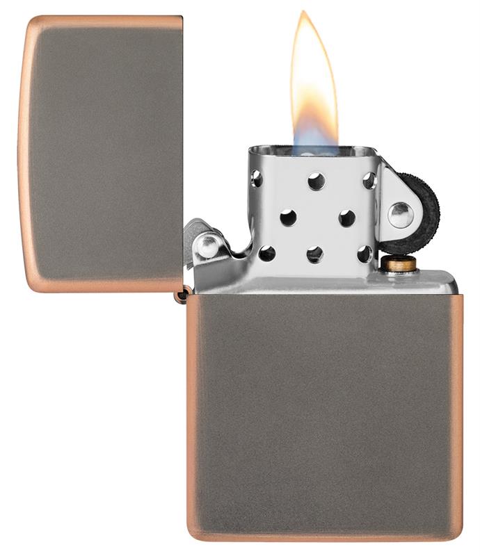Ein offenes Zippo-Feuerzeug erzeugt eine gelbe Flamme in einer metallischen Umgebung.