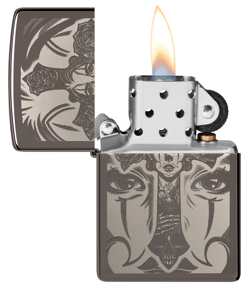 Zippo Feuerzeug Fotoabbildung mit Kreuz verziert mit Totenschädel und Rosen geöffnet mit Flamme