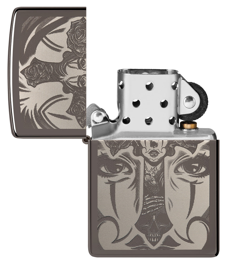 Zippo Feuerzeug Fotoabbildung mit Kreuz verziert mit Totenschädel und Rosen geöffnet ohne Flamme