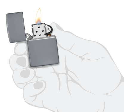 Briquet tempête Zippo Flat Grey dans une main pour représenter la taille du briquet