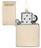 Briquet Zippo vue de face du briquet tempête Zippo Flat Sand avec logo ouvert, avec flamme