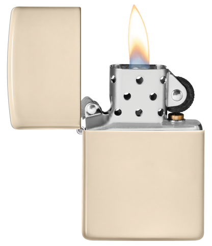 Briquet Zippo vue de face du briquet tempête Zippo Flat Sand ouvert, avec flamme