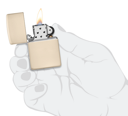 Briquet tempête Zippo Flat Sand dans une main pour représenter la taille du briquet
