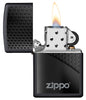 Vue de face du briquet tempête Zippo Black Hexagon Design ouvert, avec flamme