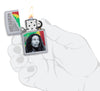 Briquet tempête Zippo Bob Marley dans une main pour réprésenter la taille du briquet